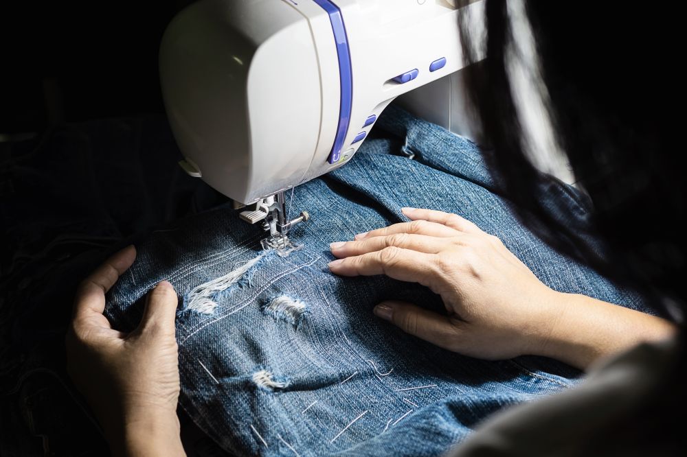 couture de jeans à la surjeteuse